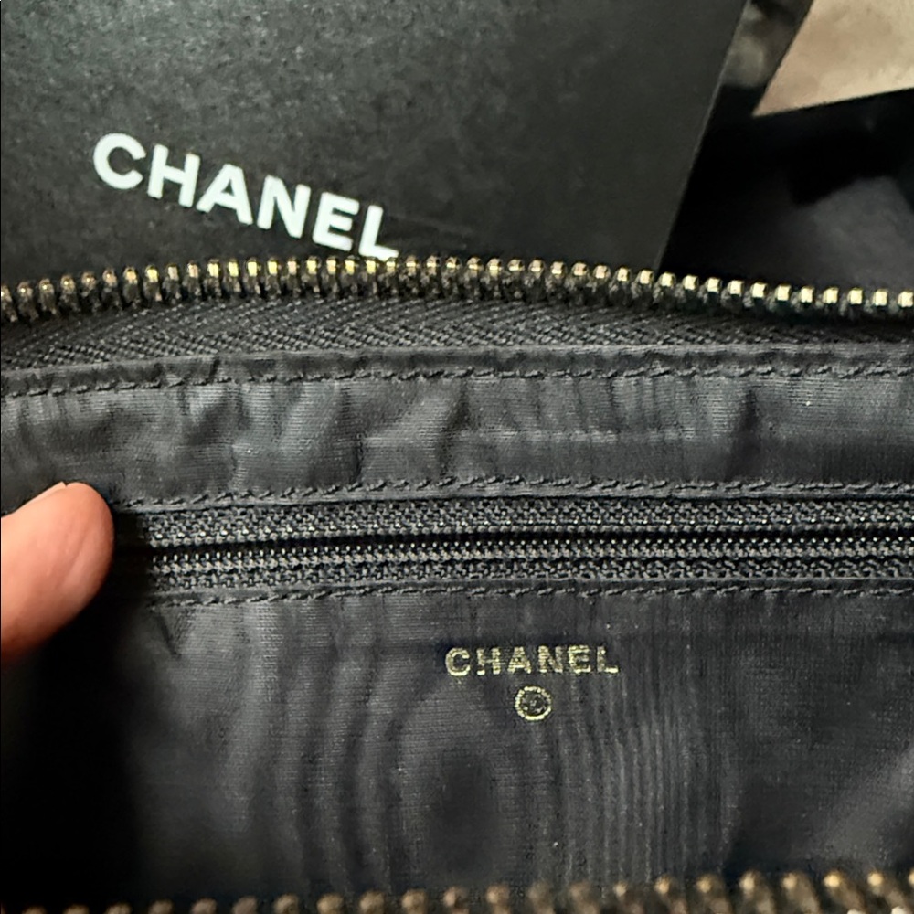 CHANEL Black Caviar Vintage Leather Zip Wallet 5” x 7” - Picture 4 of 7
